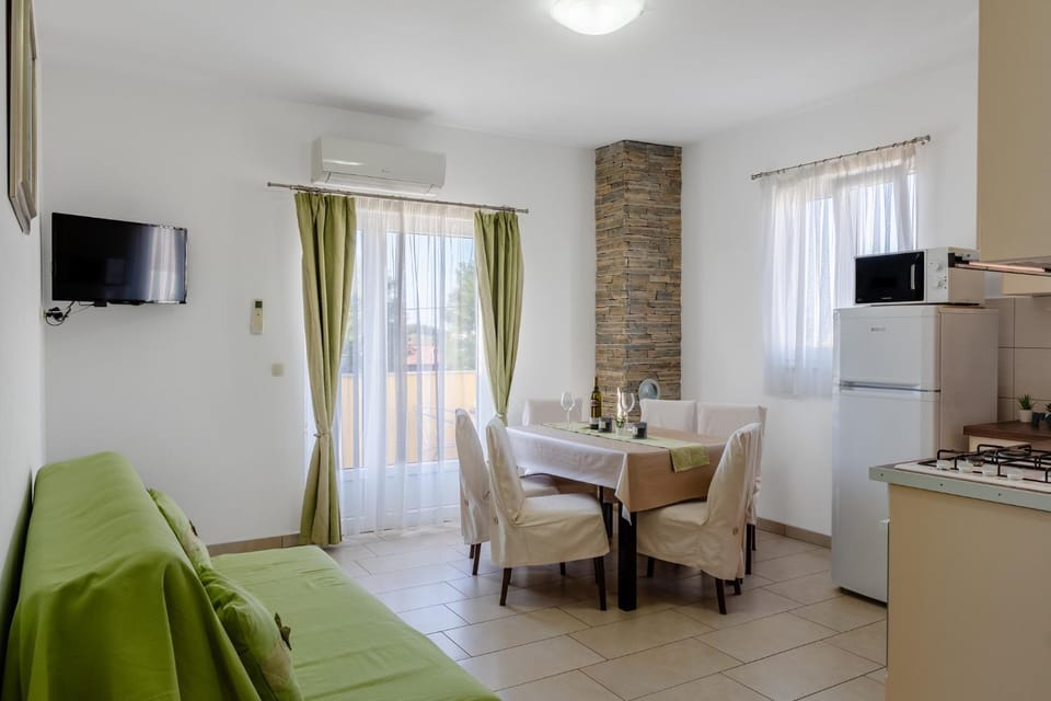 TV and multimedia, Kitchen or kitchenette, Living room, Seating area