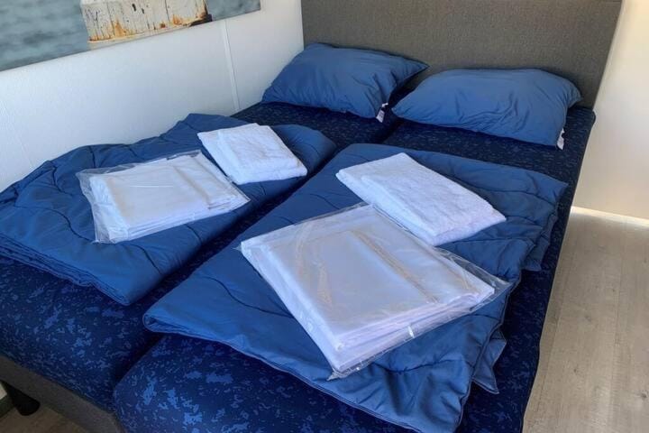 Bed, Photo of the whole room, Bedroom, towels