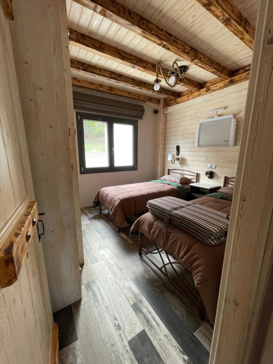 Bed, TV and multimedia, Photo of the whole room, Bedroom