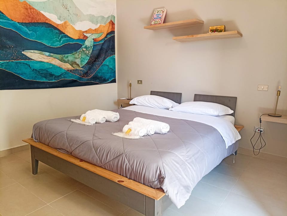 Bed, Photo of the whole room, Bedroom, towels