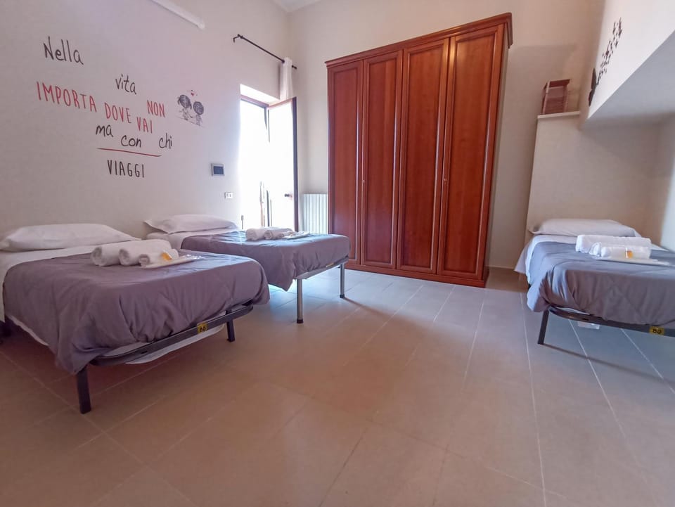 Bed, Massage, Photo of the whole room, Bedroom, towels, air conditioner