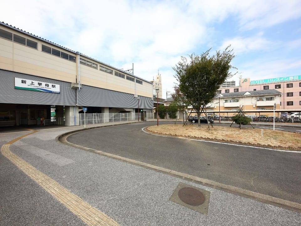 Property building, Off site, Day, Neighbourhood