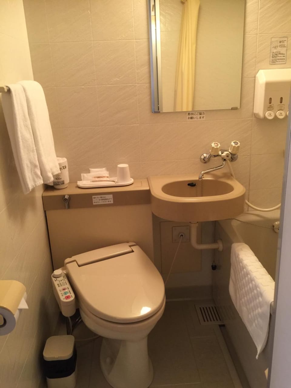 Toilet, towels