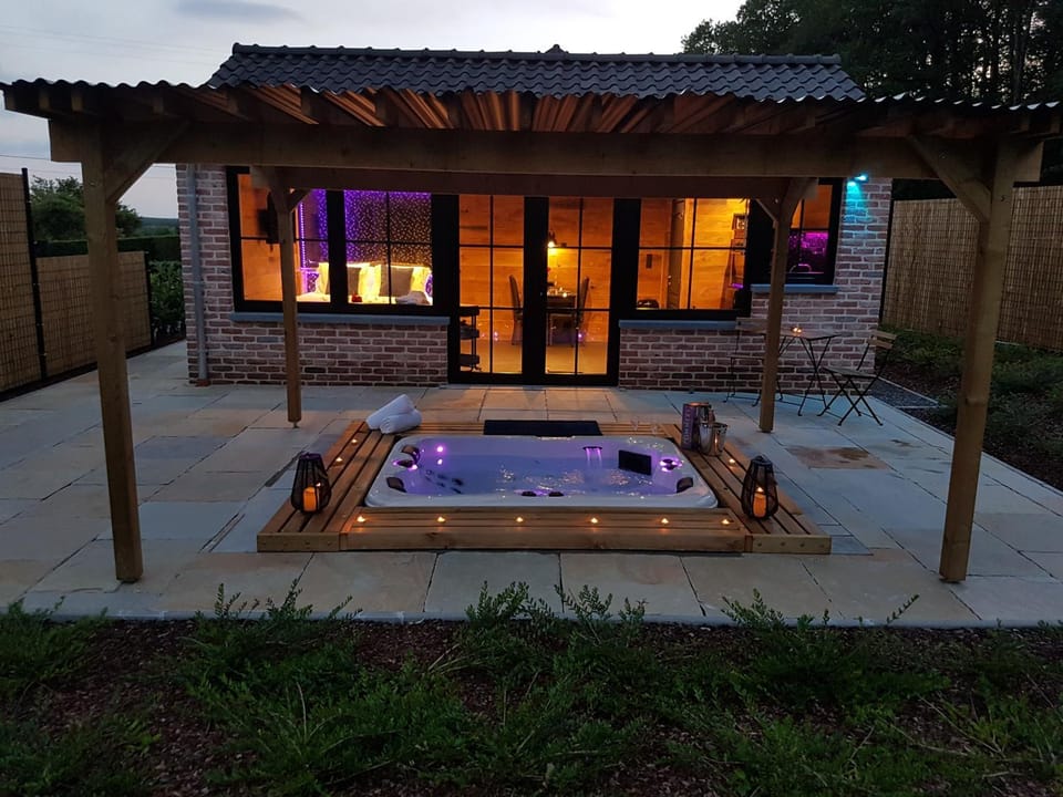 Property building, Natural landscape, Hot Tub