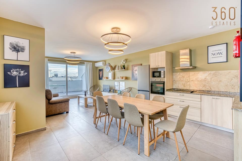 Kitchen or kitchenette, Living room, Seating area, Dining area, minibar, oven, pet friendly, stove