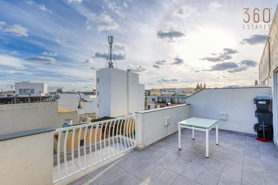 Patio, Communal lounge/ TV room, Day, View (from property/room), Balcony/Terrace, Dining area, Evening entertainment, City view