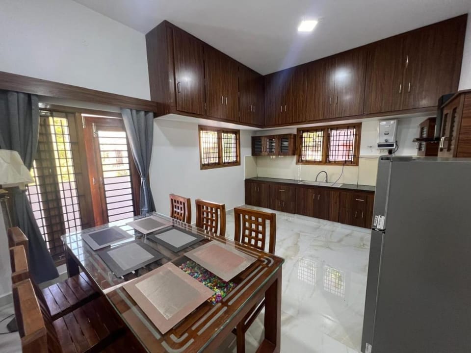 Kitchen or kitchenette, Dining area, stove