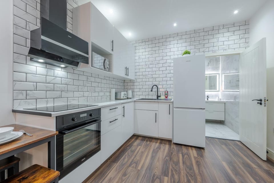 Bathroom, Dining area, kitchen, kitchen