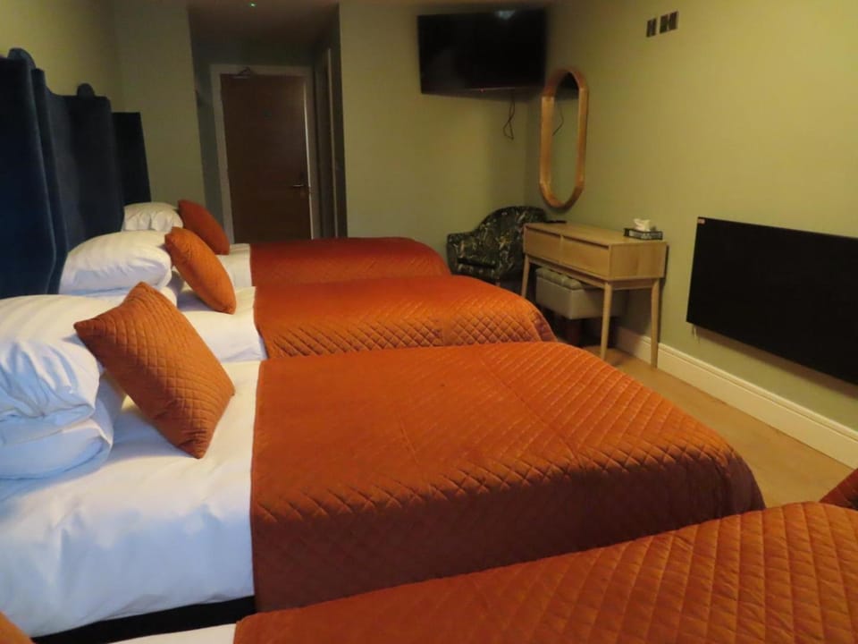 Bed, TV and multimedia, Seating area, Bedroom