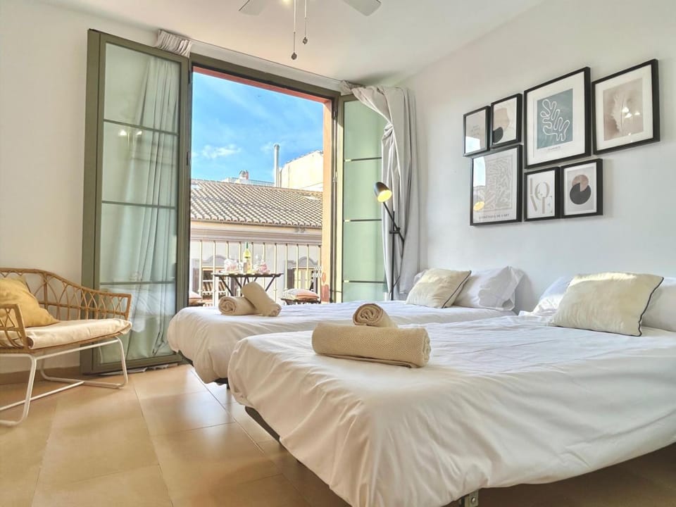 Bed, Photo of the whole room, Bedroom