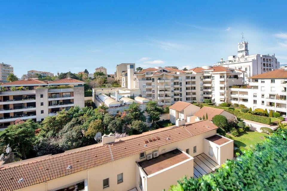 The Jungle - Jacuzzi, Sauna & Projector Apartment in Cannes