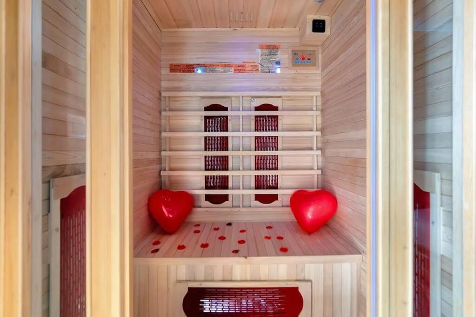 The Jungle - Jacuzzi, Sauna & Projector Apartment in Cannes
