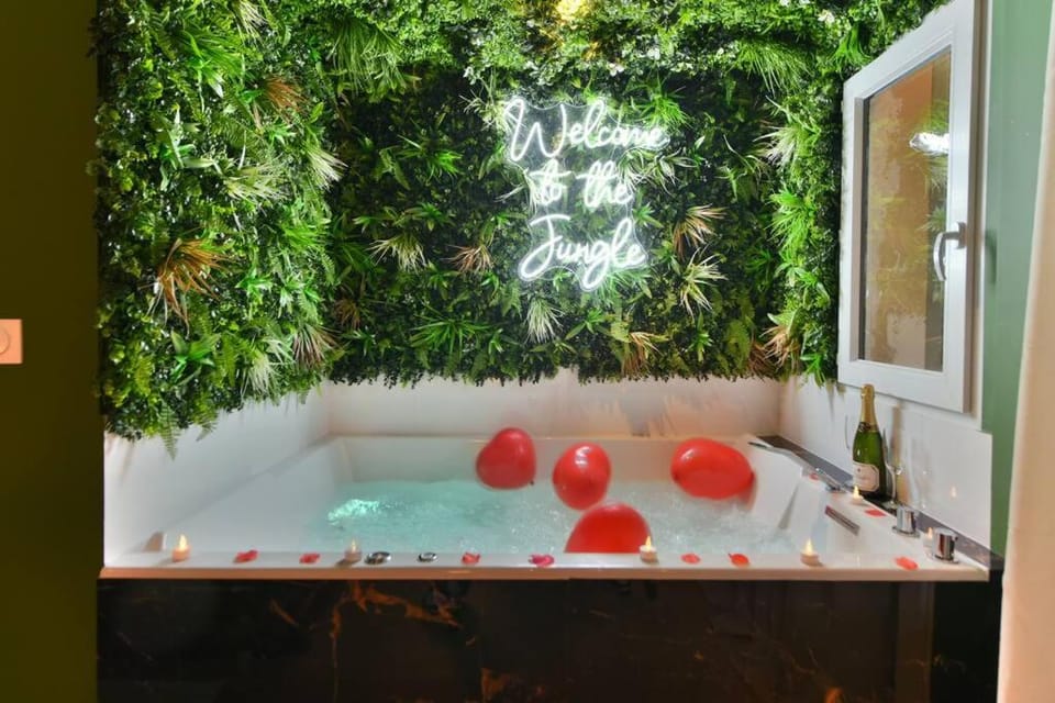 The Jungle - Jacuzzi, Sauna & Projector Apartment in Cannes