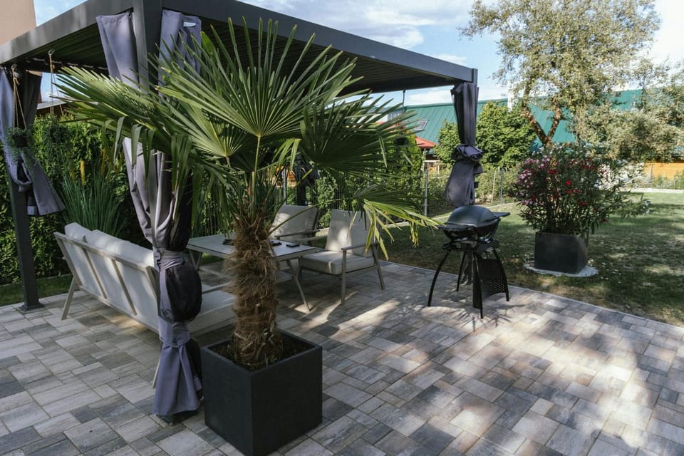 BBQ facilities, Garden, Seating area