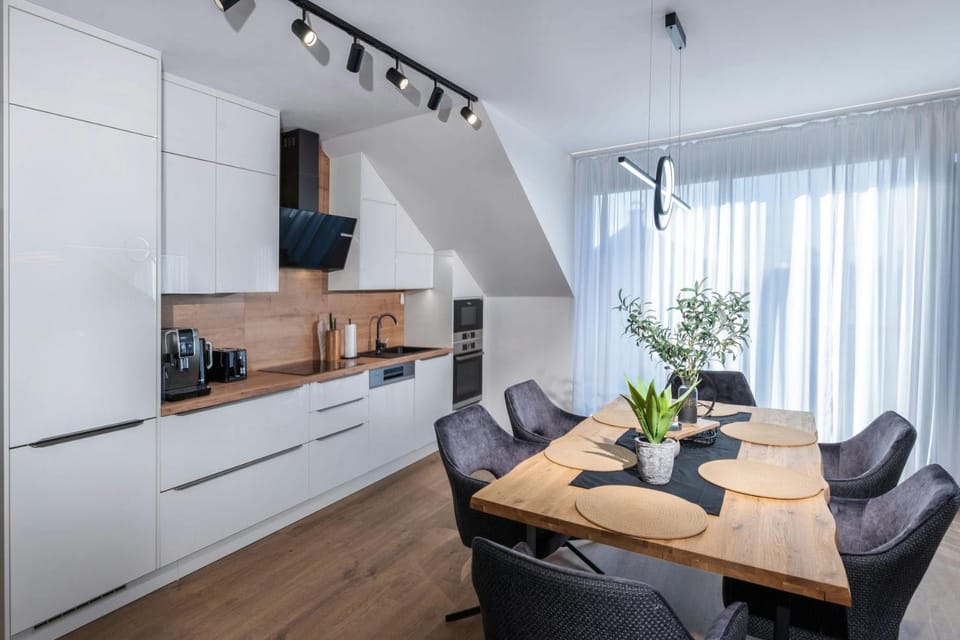 TV and multimedia, Kitchen or kitchenette, Living room, Seating area, Dining area, stove