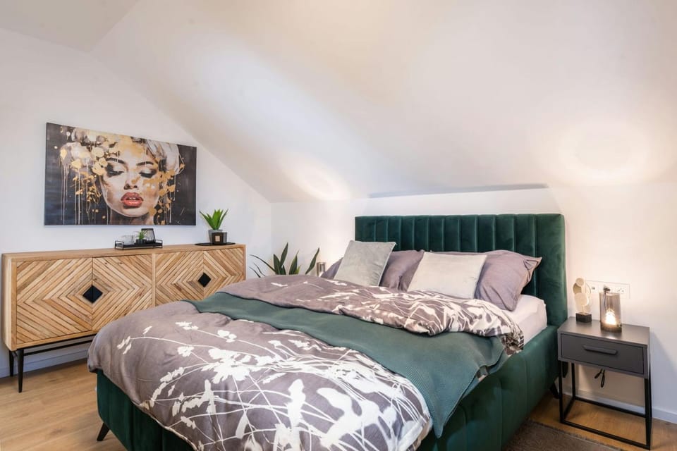 Bed, Photo of the whole room, Bedroom
