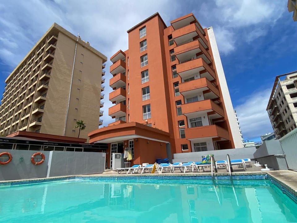 Property building, Swimming pool, Swimming pool, sunbed