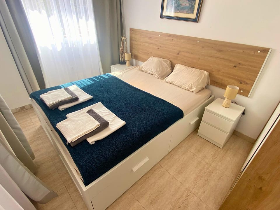 Bed, Bedroom, towels