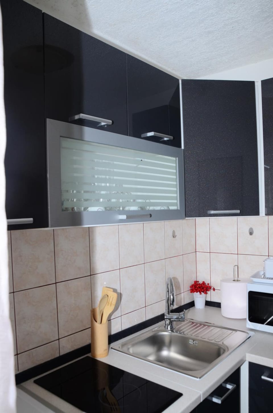 Kitchen or kitchenette, minibar