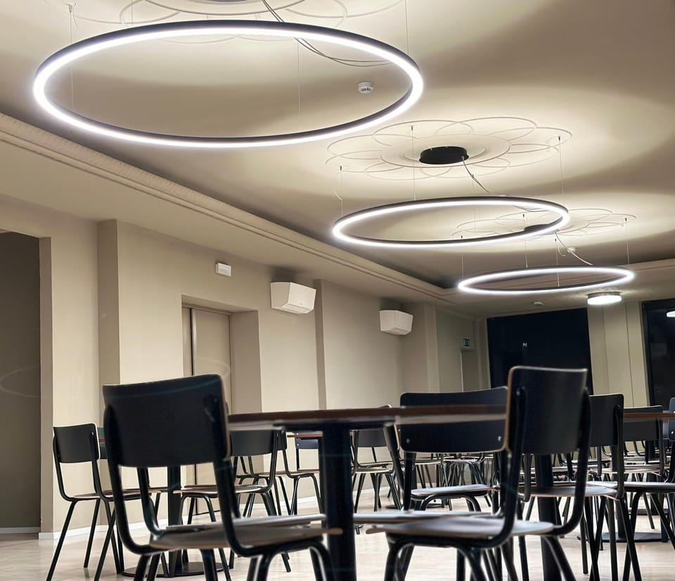 Restaurant/places to eat, Living room, Banquet/Function facilities, Seating area, Meeting/conference room