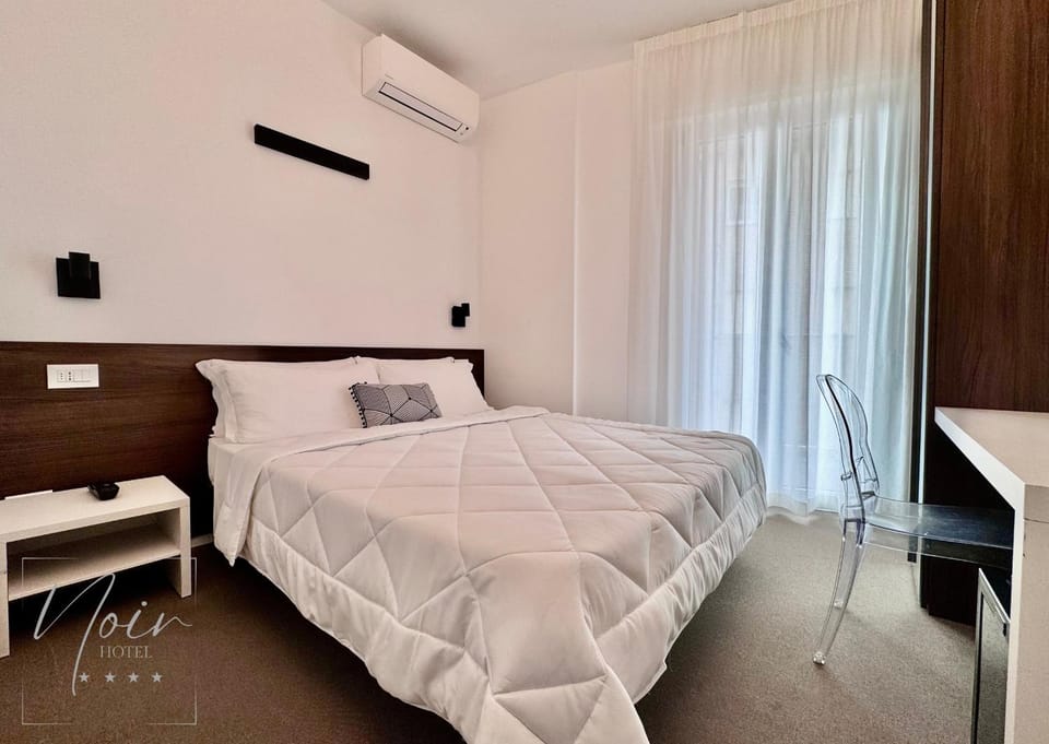 Bed, Photo of the whole room, Bedroom, minibar, wardrobe, air conditioner