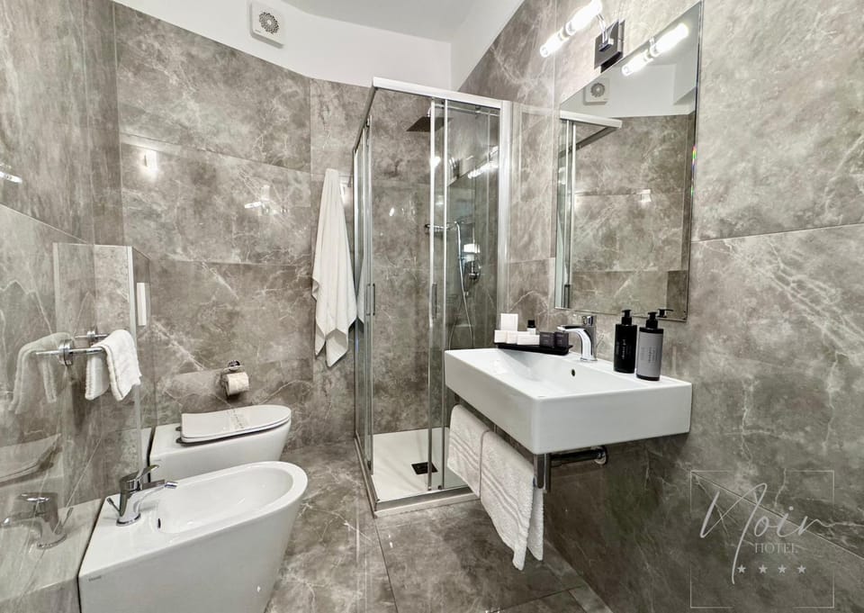 Shower, Toilet, Bathroom, Bath, bidet, towels
