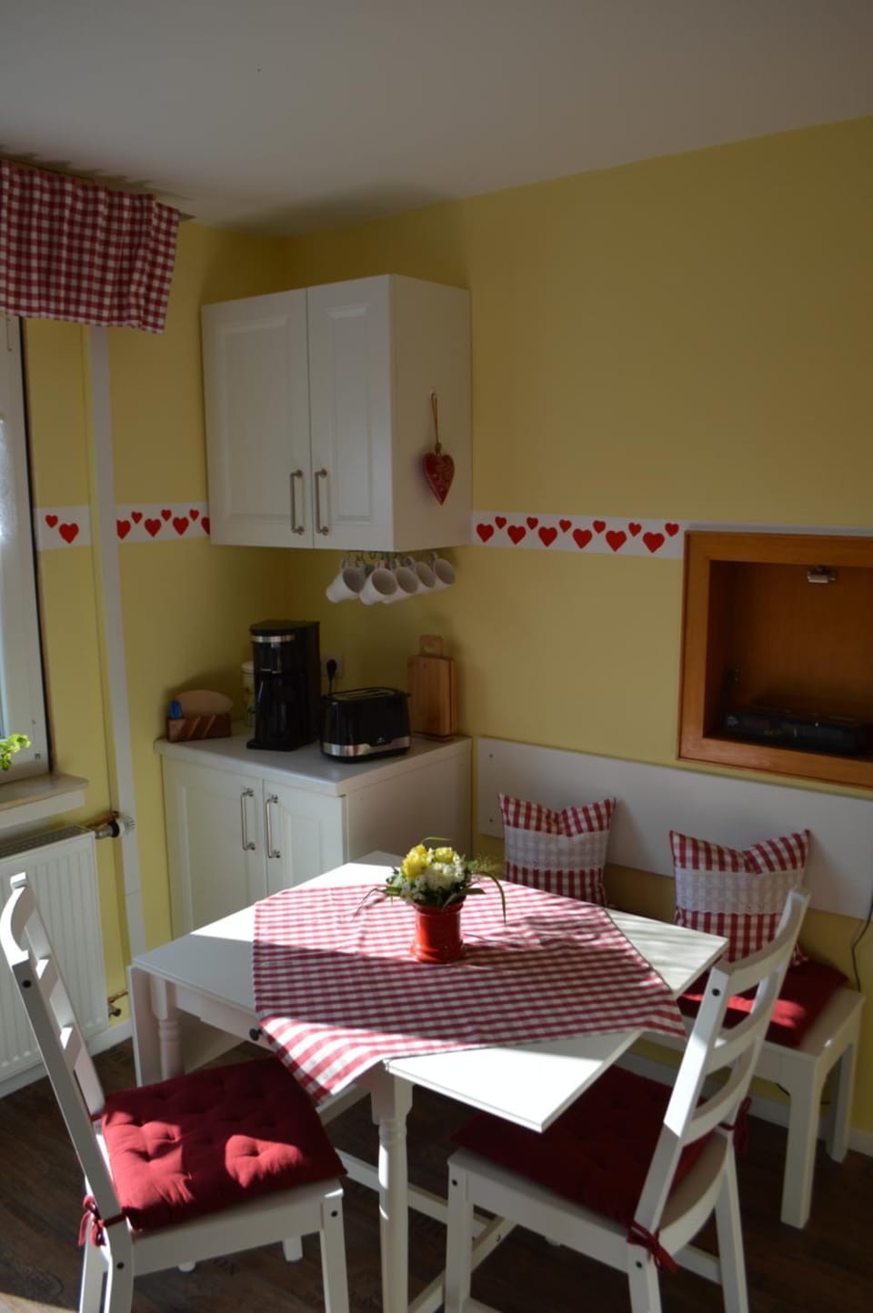 Coffee/tea facilities, Kitchen or kitchenette, Dining area, toaster