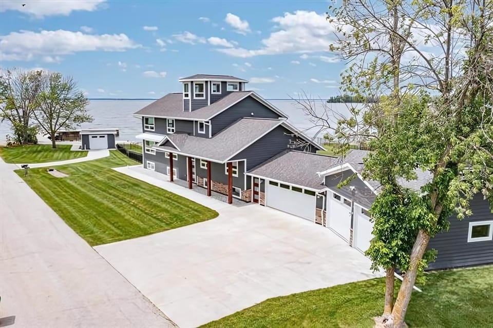 Property building, Natural landscape, Garden view