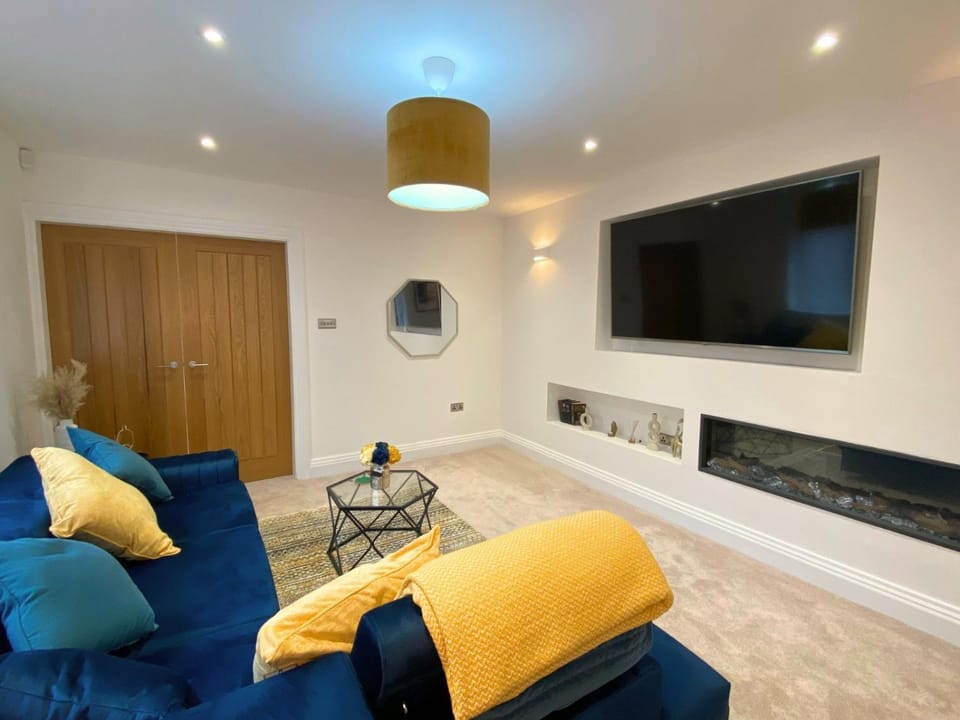 House - Sleeps 9 & Private Garden House in Leeds