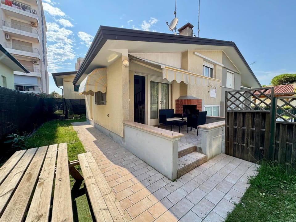 Property building, Patio, Facade/entrance, Day, Garden, Balcony/Terrace, Dining area, Garden view