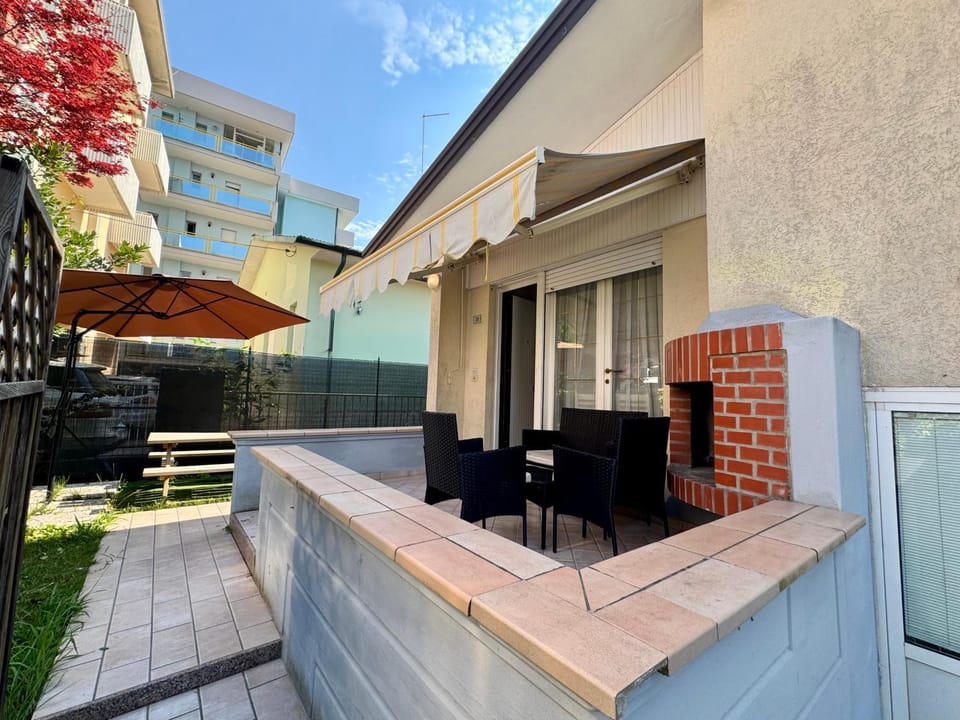 Property building, Facade/entrance, Garden, Balcony/Terrace