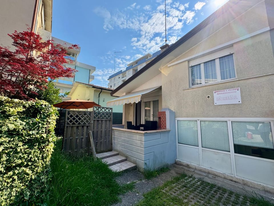 Property building, Facade/entrance, Day