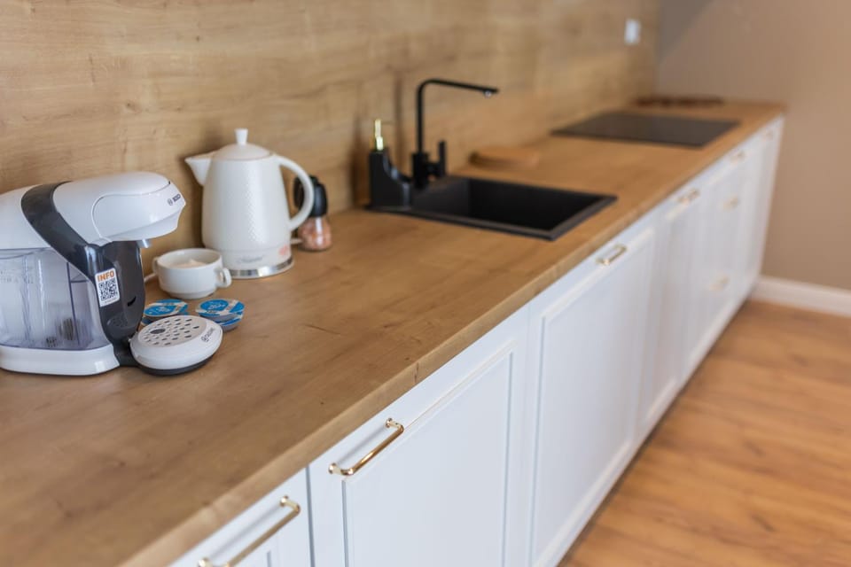 Coffee/tea facilities, Kitchen or kitchenette, stove