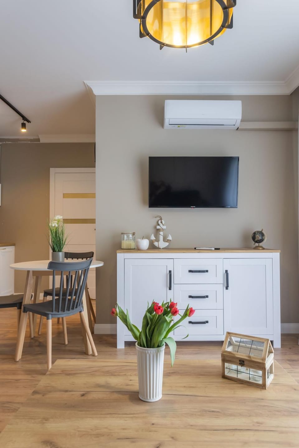 TV and multimedia, Kitchen or kitchenette, Dining area, air conditioner