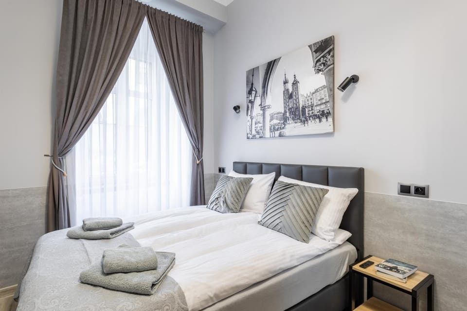 Seating area, Bedroom, towels