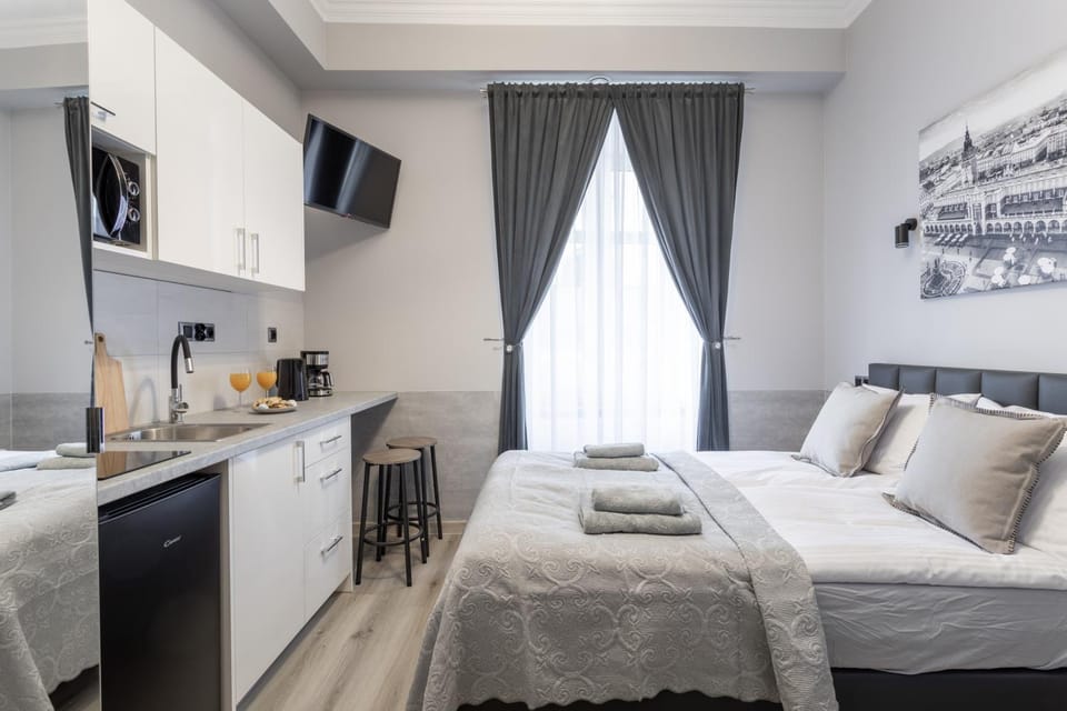 TV and multimedia, Kitchen or kitchenette, Seating area, Bedroom, towels
