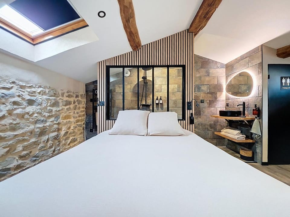 Bed, Photo of the whole room