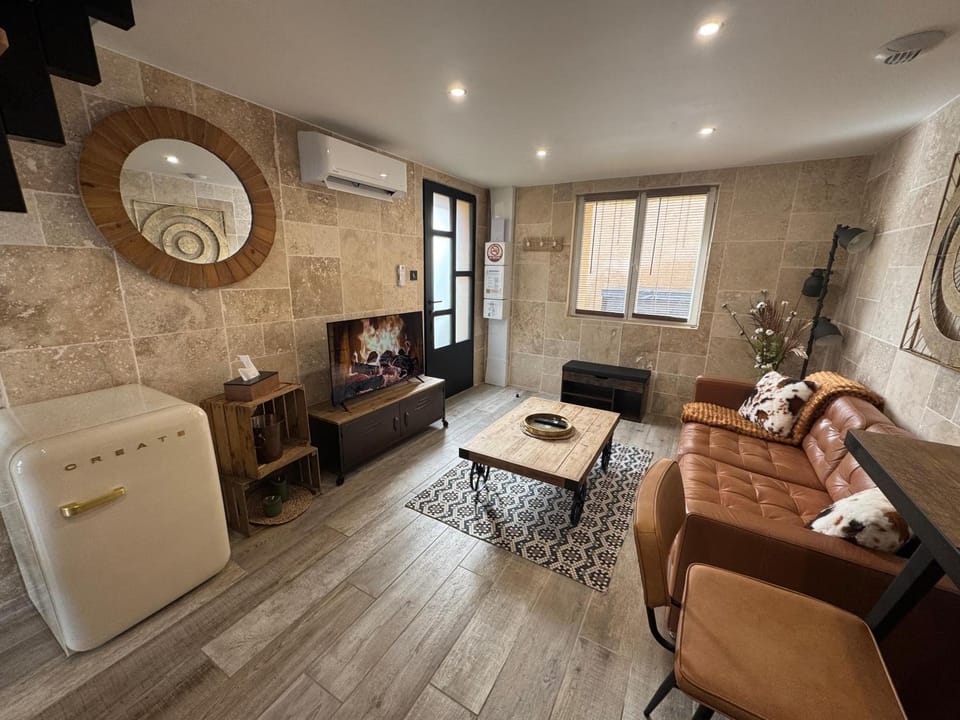 TV and multimedia, Living room, Dining area, air conditioner