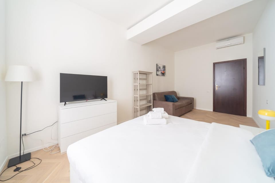 Charming 2-Bedroom Apartment in Milanese Building Apartment in Milan