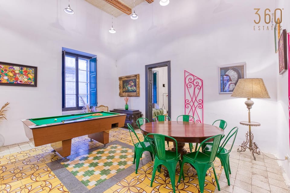 Billiard, Game Room, Living room, Seating area, Dining area