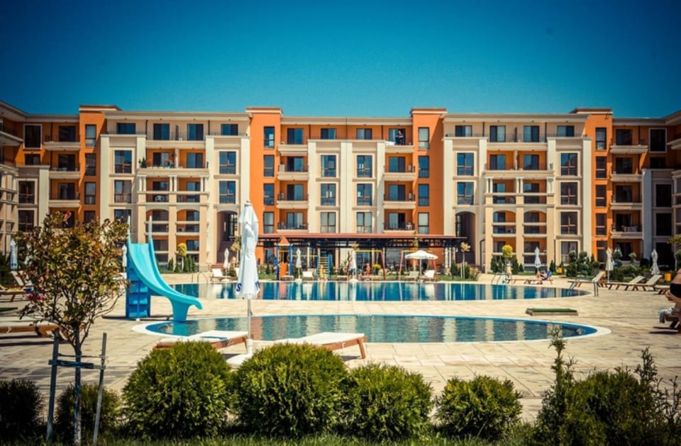 Property building, Swimming pool, sunbed