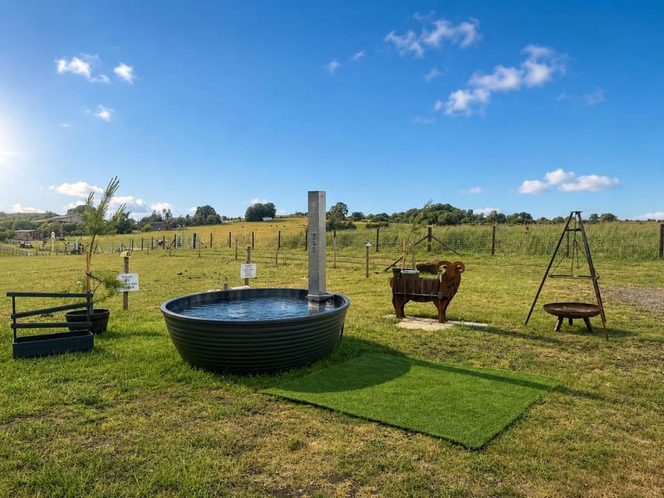 POPPY LUXURY LARGE LODGE Sleeps 9 and HOT TUB Hire for your Stay at Fairview Farm, Ravenshead, Nottingham Near Sherwood Forest, Dog Friendly, Farm Stay, Great for Wedding Groups, Families, Hen Do's, Corporate Events, Retreats, Amazing Views! House in Newark and Sherwood District