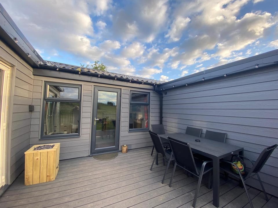 POPPY LUXURY LARGE LODGE Sleeps 9 and HOT TUB Hire for your Stay at Fairview Farm, Ravenshead, Nottingham Near Sherwood Forest, Dog Friendly, Farm Stay, Great for Wedding Groups, Families, Hen Do's, Corporate Events, Retreats, Amazing Views! House in Newark and Sherwood District