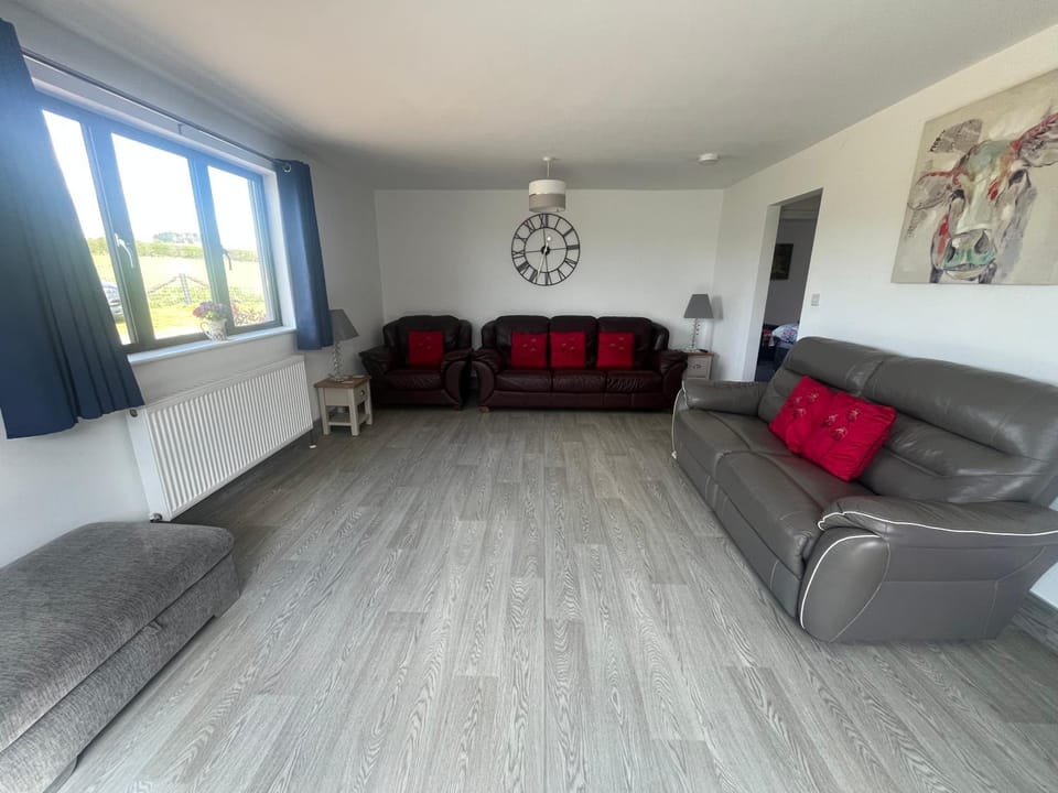 POPPY LUXURY LARGE LODGE Sleeps 9 and HOT TUB Hire for your Stay at Fairview Farm, Ravenshead, Nottingham Near Sherwood Forest, Dog Friendly, Farm Stay, Great for Wedding Groups, Families, Hen Do's, Corporate Events, Retreats, Amazing Views! House in Newark and Sherwood District