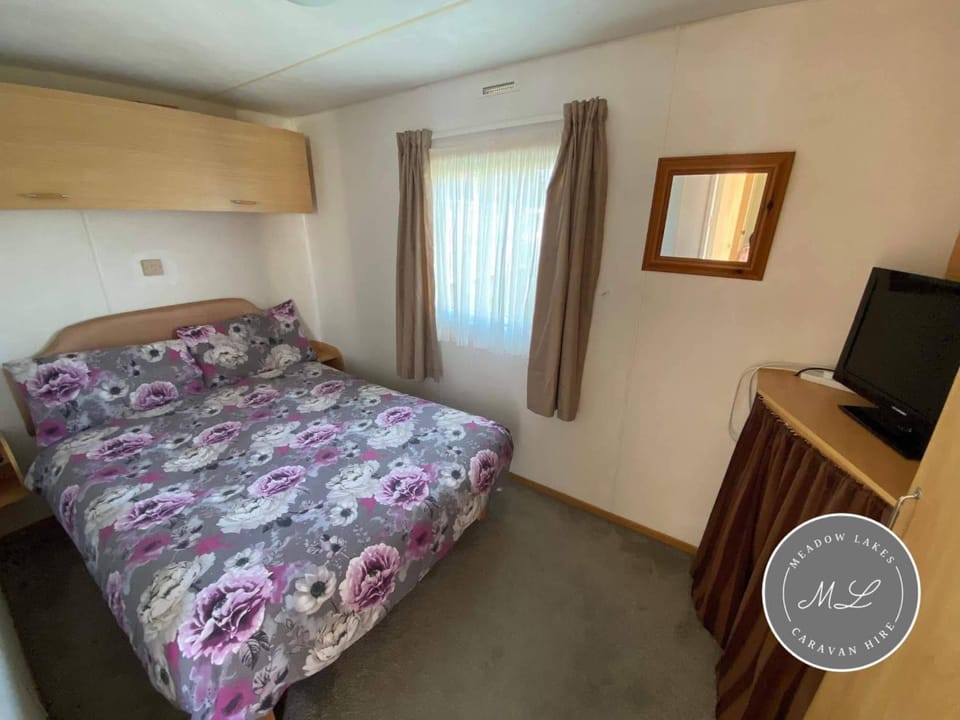 Bed, TV and multimedia, Bedroom