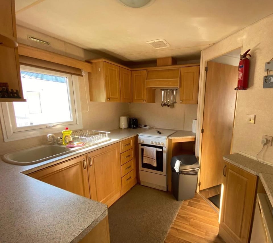 Kitchen or kitchenette, oven