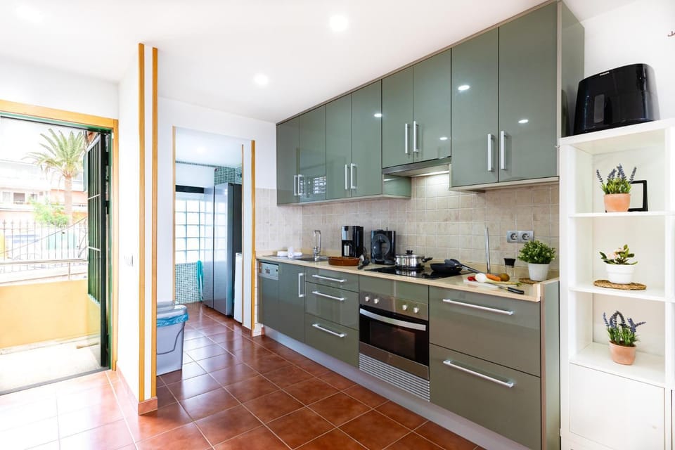 Kitchen or kitchenette, dishwasher, oven
