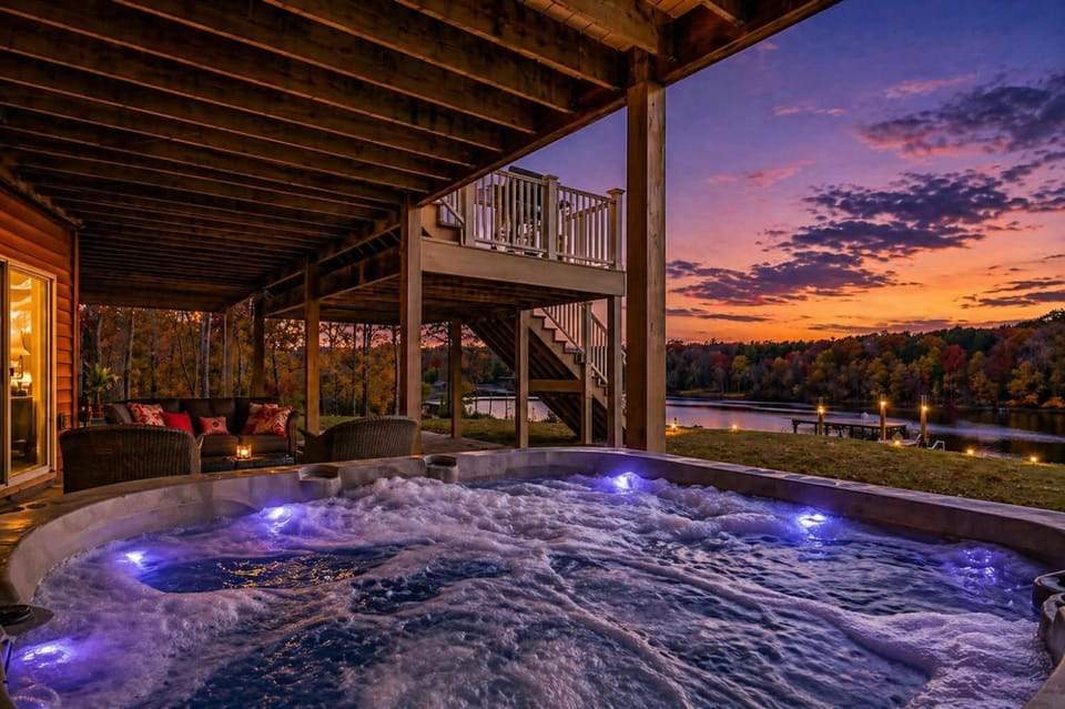 Ultimate LKA Retreat Boatdock Heated Pool Hottub House in Lake Anna