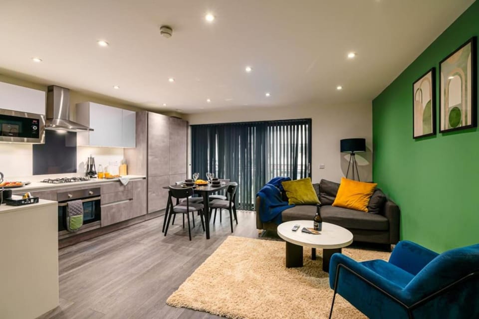 Kitchen or kitchenette, Living room, Decorative detail, Seating area, Dining area, Evening entertainment, microwave, oven, stove
