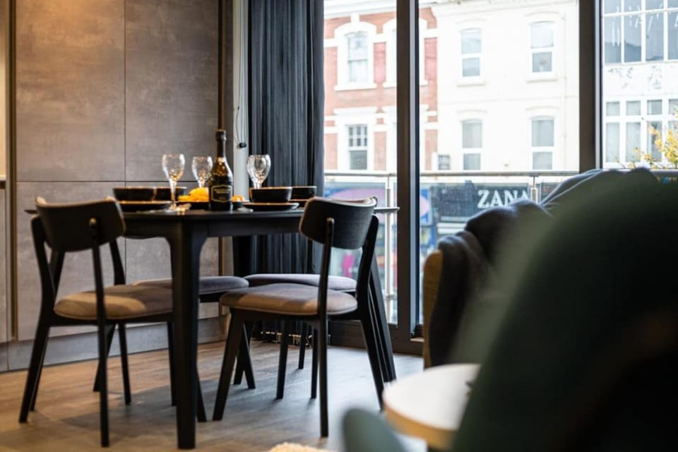 View (from property/room), Living room, Seating area, Dining area, City view